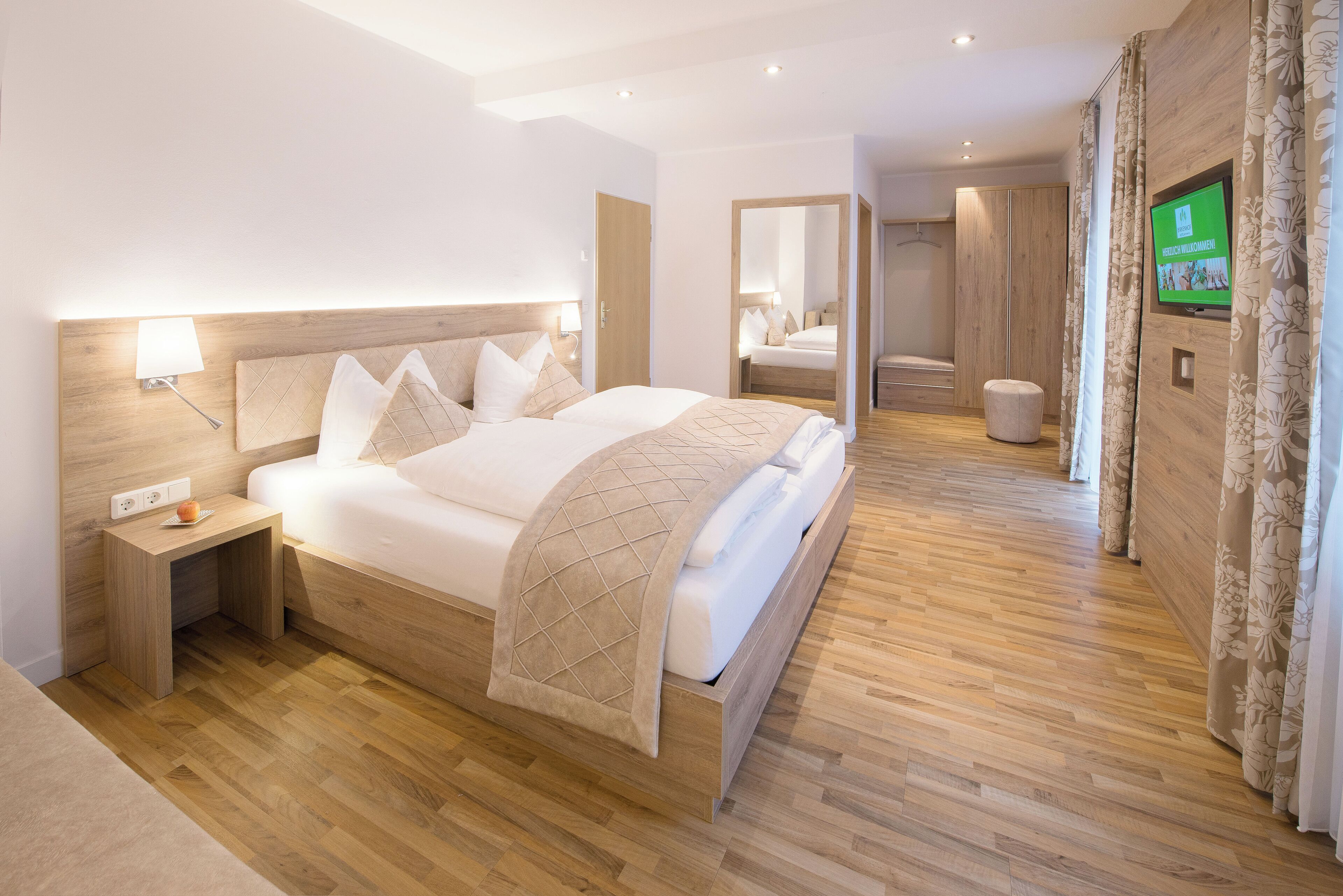 Business Double Room | Hypo-allergenic bedding, in-room safe, individually furnished, desk