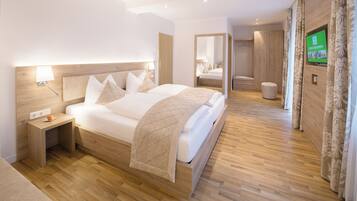 Business Double Room | Hypo-allergenic bedding, in-room safe, individually furnished, desk