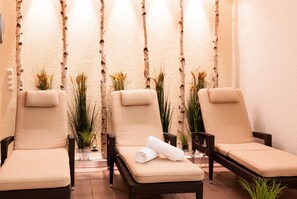 Sauna, aromaterapi, pijat dengan batu panas, dan perawatan wajah