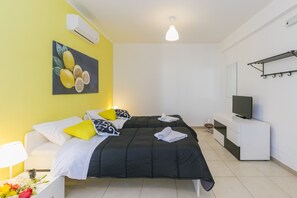 Basic Double or Twin Room ( Limone) | 高級寝具、羽毛の掛け布団、セーフティボックス (室内)、デスク