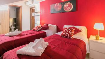 Eenvoudige kamer, 1 twee- of 2 eenpersoonsbedden | Luxe beddengoed, donsdekens, een kluis op de kamer, een bureau