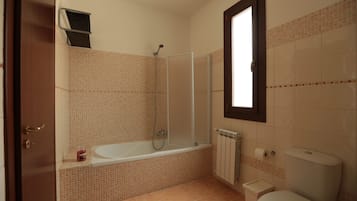 Basic Double or Twin Room ( Uva) | Banheiro | Chuveiro, chuveiro com efeito de chuva, produtos de toalete grátis