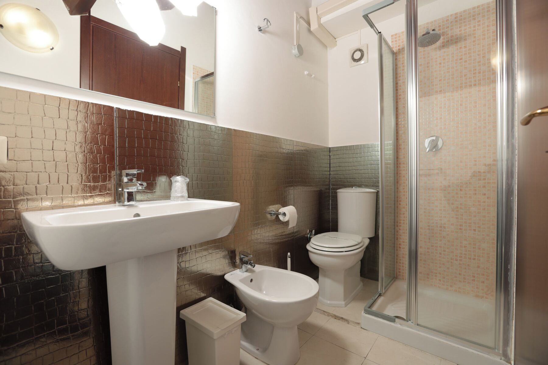 Basic Double or Twin Room(Melograno) | ห้องน้ำ | ฝักบัว, เรนชาวเวอร์, ของใช้ในห้องน้ำฟรี, ไดร์เป่าผม