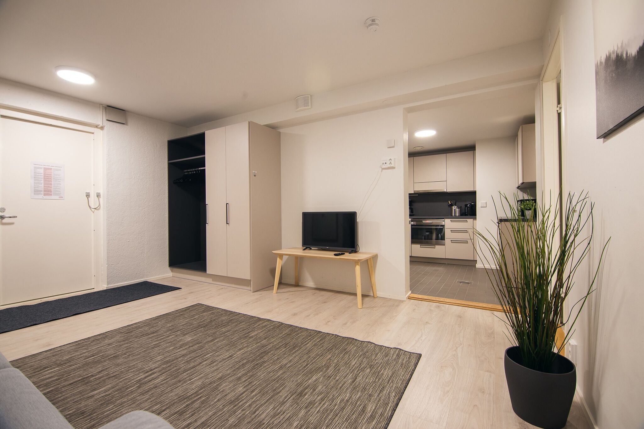 Tabla de planchar con plancha, wifi gratis y ropa de cama 