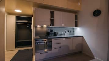 Appartement | Privékeuken | Een koelkast, een microgolfoven, een oven, een kookplaat