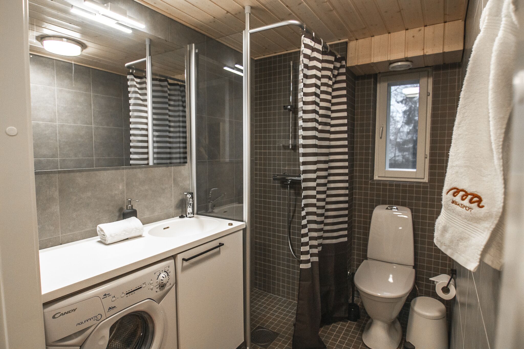 Studio with Loft | Salle de bain | Douche, sèche-cheveux, serviettes fournies