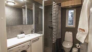 Studio with Loft | Badeværelse | Bruser, hårtørrer, håndklæder