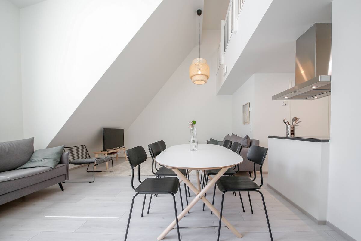Two Room Apartment with Loft | Dineren in de kamer
