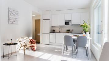 Two Room Apartment | Yksityinen keittiö | Jääkaappi, mikroaaltouuni, uuni, liesi