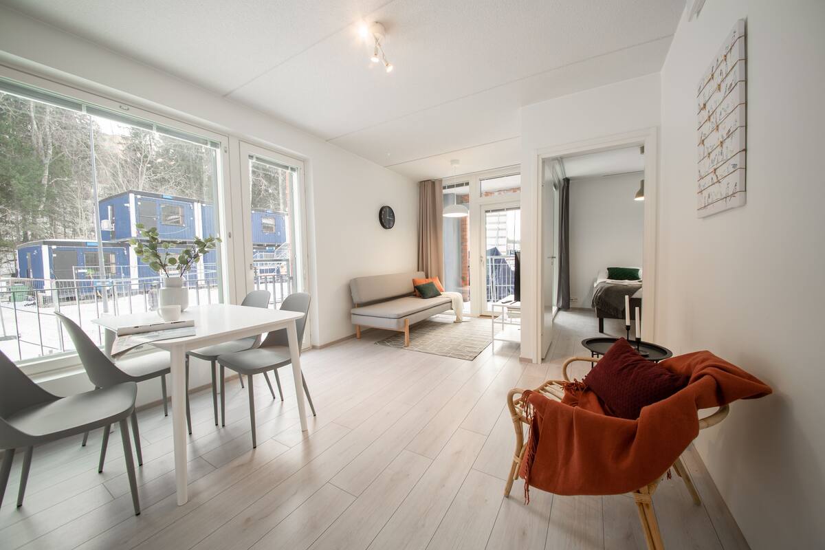 Two Room Apartment | Area soggiorno | TV