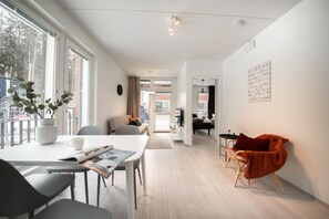 Two Room Apartment | Aire de séjour | Téléviseur