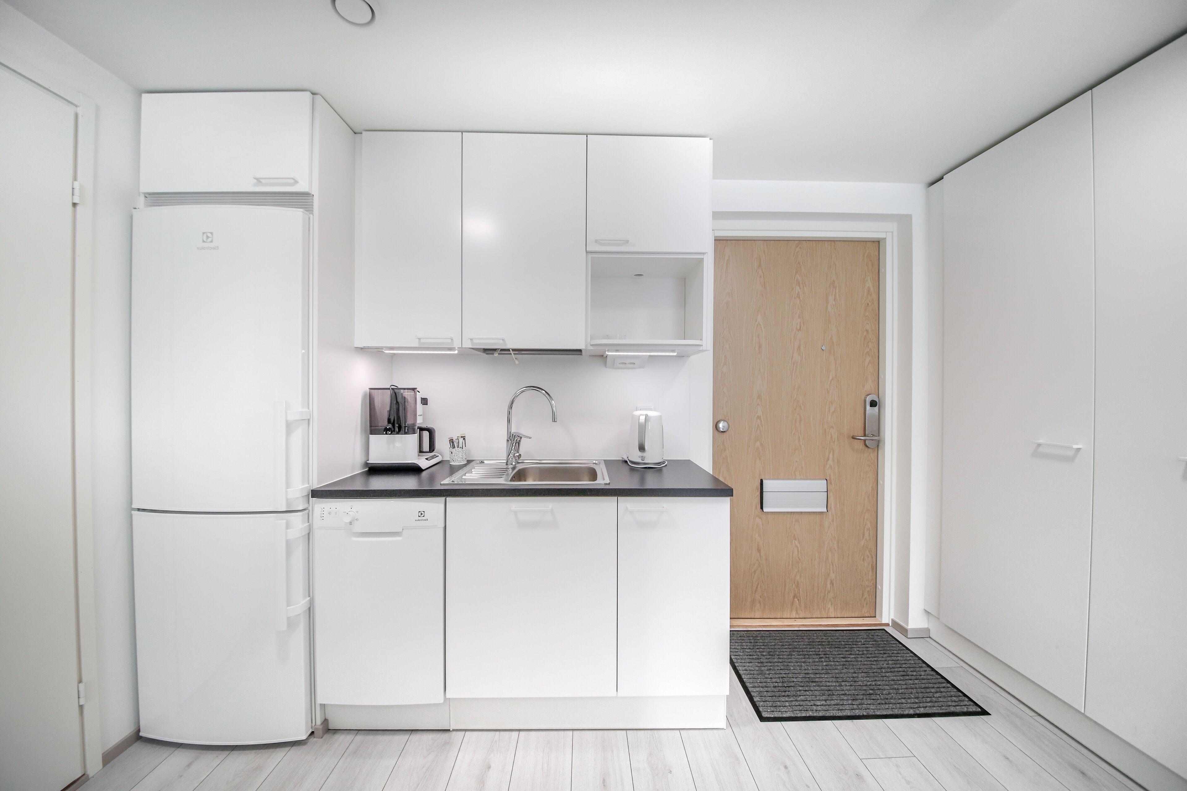 Two Room Apartment with Loft | Dapur pribadi | Lemari es, microwave, oven, dan kompor