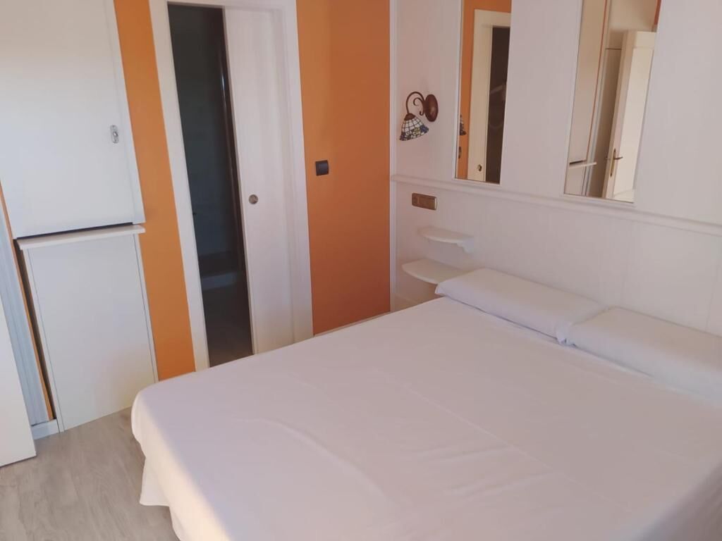 desk, free wifi, bed sheets, wheelchair access