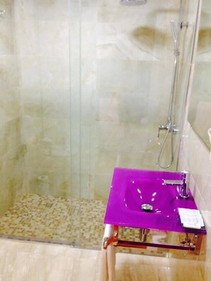 Sèche-cheveux, serviettes fournies, savon, shampoing