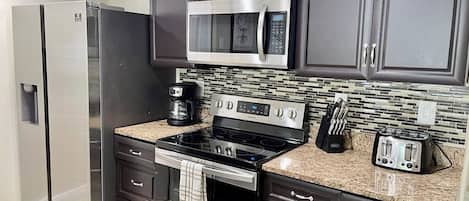 Batterie de cuisine, vaisselle et ustensiles