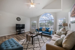 TV - Grand Laguna 3BR Penthouse near Disney Parks (Kissimmee)