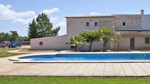 Vista frontal de la propiedad