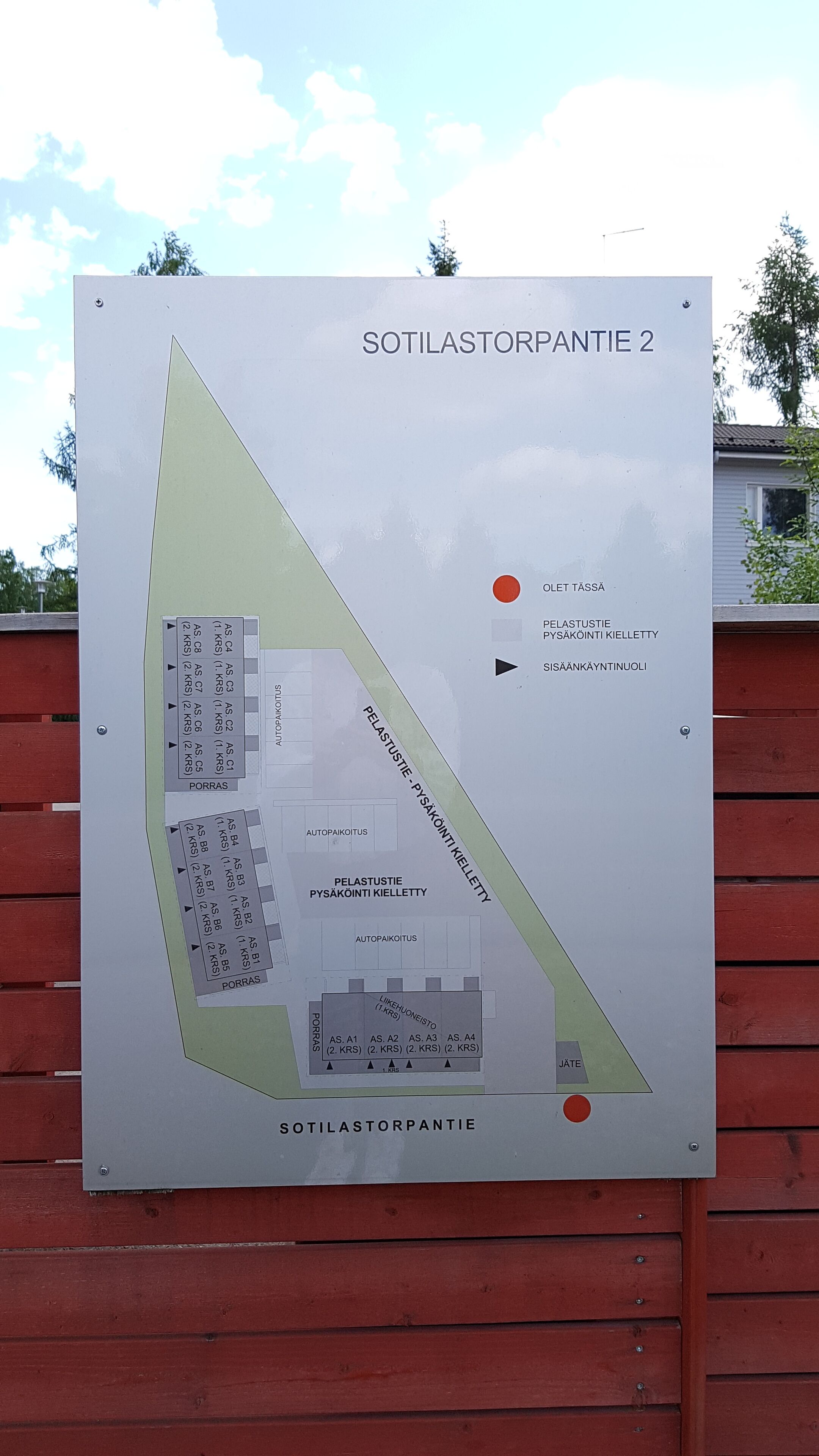 A floor plan of a building with labeled rooms and areas such as 'SOTILASTORPANTIE 2', 'PELASTUSTIE', 'PYSÄKÖNITI KIELLETTY', 'SISAÄNÄKÄYNTINUOLI', 'PORRAS', 'AUTOPAIKOITUS', and 'JÄTE'.