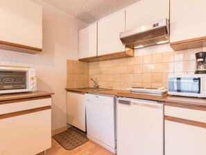 Fridge, microwave, oven, stovetop - Bright 2-room apartment with balcony and parking, Briançon (Briançon)