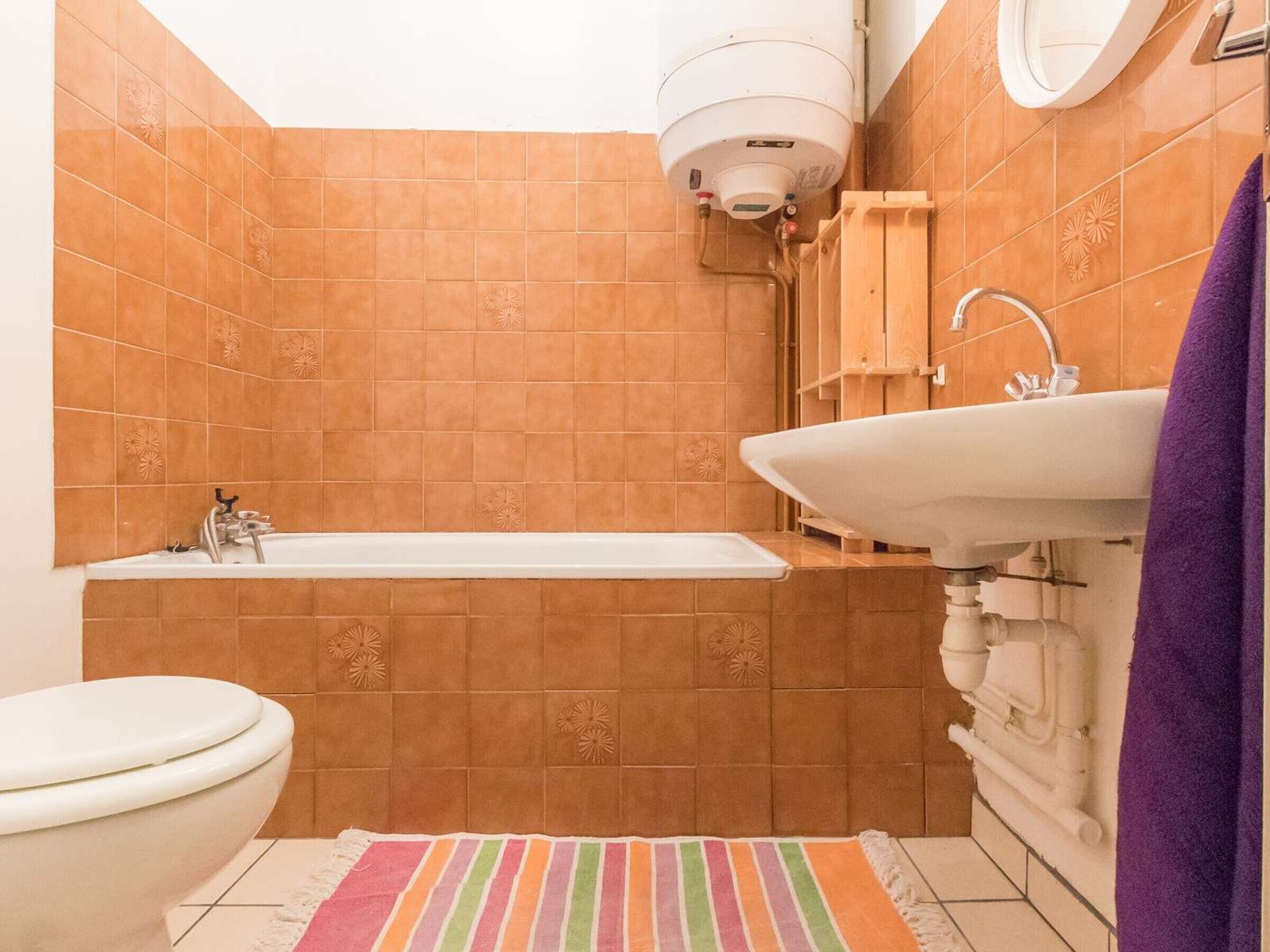 Une salle de bain avec une baignoire, des toilettes et un lavabo.
