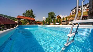 Piscine extérieure (ouverte en saison)