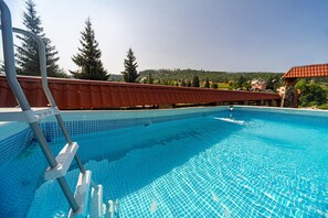 季节性开放的室外游泳池