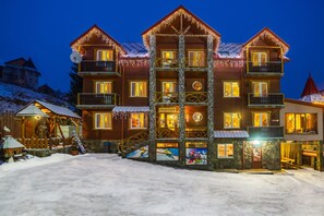 住宿正面 - 傍晚/夜晚