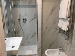 Phòng Deluxe | Phòng tắm | Buồng tắm vòi sen, đồ dùng nhà tắm miễn phí, máy sấy tóc, khăn tắm 
