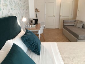 Deluxe Quadruple Room | Desk, free WiFi, bed sheets - Affreschi a San Pietro (Rome)