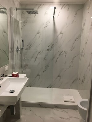 Habitación triple Deluxe | Regadera en el baño