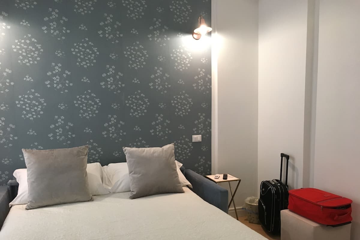 Deluxe Triple Room | Desk, free WiFi, bed sheets
