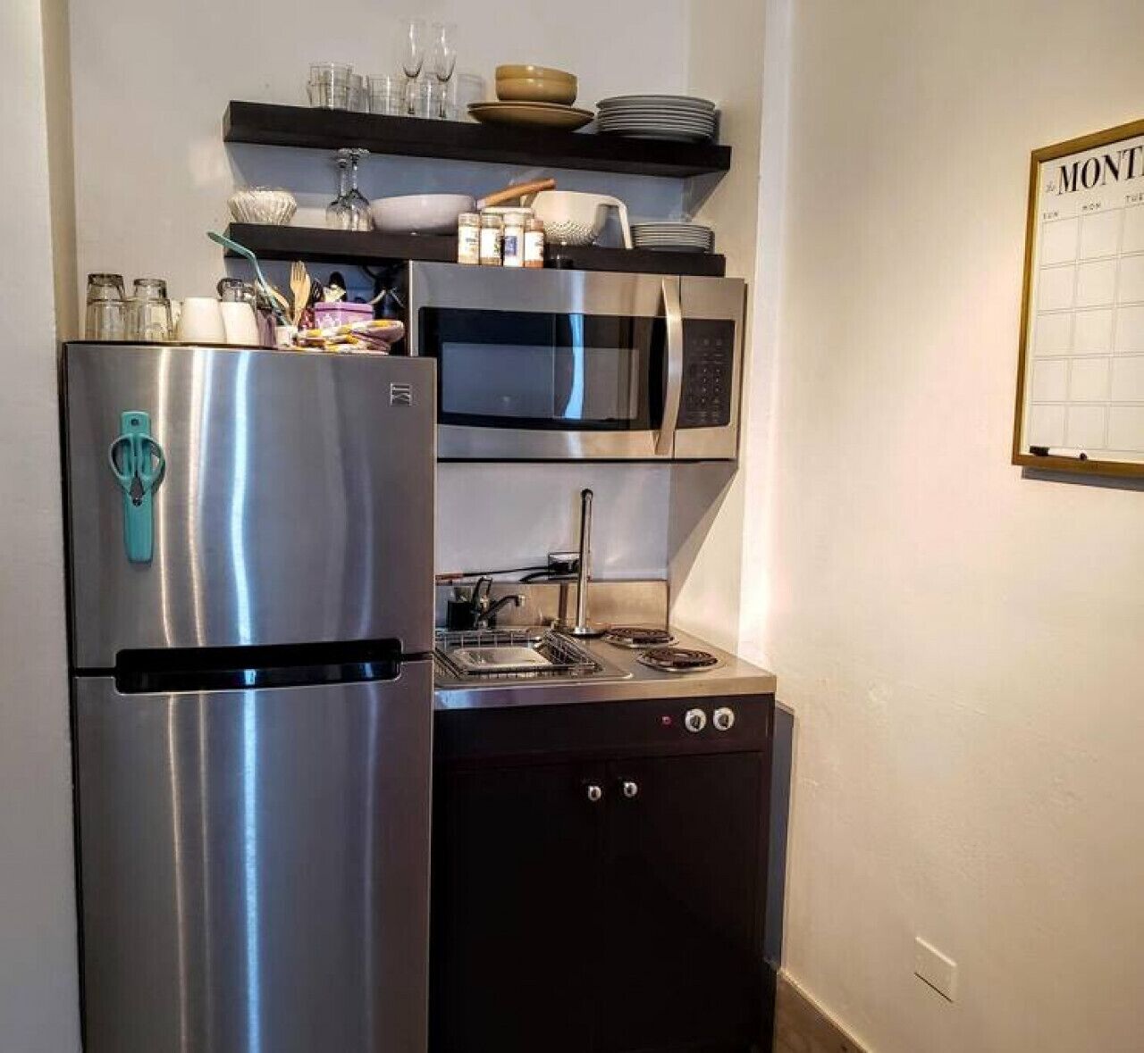 Microondas, placa de cocina, cafetera/tetera, tostadora