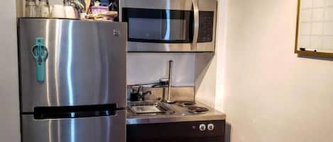 Microondas, placa de cocina, cafetera/tetera, tostadora