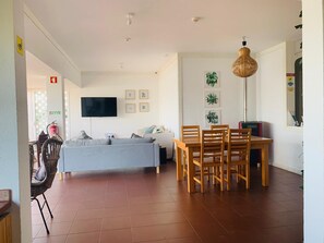 Lobby sitting area - WAX Hostel (Faro)