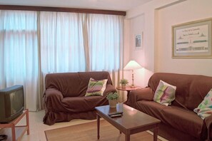 Una televisión, libros