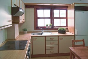 Frigorífico, microondas, horno y placa de cocina