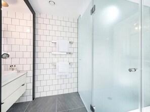 Estudio | Regadera en el baño