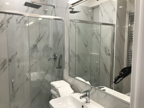Douche, articles de toilette gratuits, sèche-cheveux