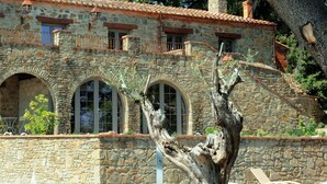 Un edificio de piedra con ventanas de arco y balcones.