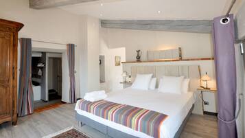 Suite (Collioure) | 1 bedroom, individually decorated, individually furnished, desk