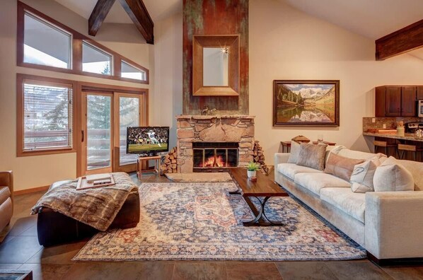 テレビ、暖炉、書斎 / ワークスペース