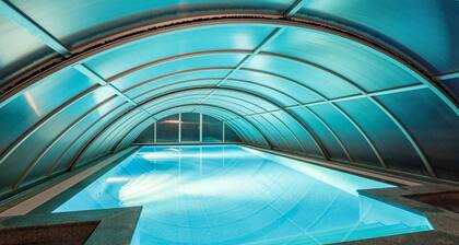 Angenehme Wohnung in einem Ferienhaus mit Pool,  W-LAN, TV, Terrasse und Haustiere erlaubt