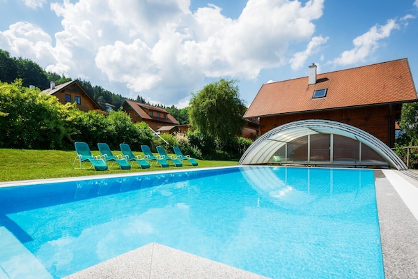 Wolke, Wasser, Himmel, Pflanze, Eigentum, Gebäude, Schwimmbad, Azurblau, Baum, Gartenmöbel