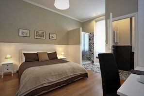 Deluxe Double Room | Minibar, in-room safe, desk, blackout curtains - Romantica Guest House (Rome)