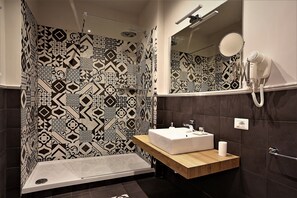 Chambre Double Supérieure | Salle de bain | Douche, douche à « effet pluie », articles de toilette gratuits