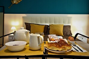 Daily cooked-to-order breakfast for a fee - Romantica Guest House (Rome)