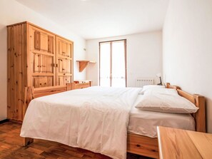 2 bedrooms, travel crib, free WiFi, bed sheets - Cosy apartment with pool, WIFI, TV, terrace, pets allowed, panoramic view, close to Riva Del Garda (Pieve Di Ledro)