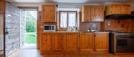 Microonde, forno, tavolo da pranzo