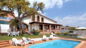 A house with a swimming pool, outdoor furniture, and a garden. - Beautiful private villa for 8 people with WIFI, private pool, TV, terrace and panoramic view (Tordera)