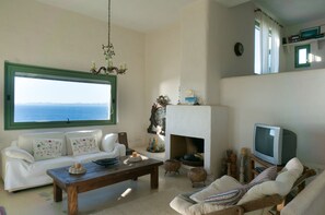 Smart TV, DVD player, books, stereo - Twin Peaks Villas w/Private Pool by JJ Hospitality (Koundouros)